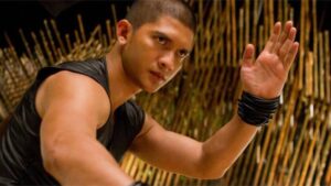 iko uwais in a fight scene in ma Люди забывают, что Киану Ривз был режиссером одного из лучших фильмов о боевых искусствах «Человек из Тайцзи» 2010-х годов